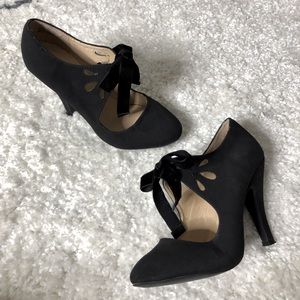 ModCloth Black Suede style Retro Pumps with Bow